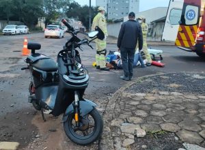 mulher-sofre-fratura-na-perna-apos-acidente-entre-moto-eletrica-e-carro-em-cascavel