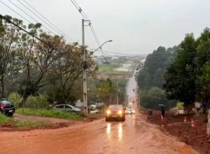 lama-causada-por-obras-dificulta-transito-na-rua-universitaria