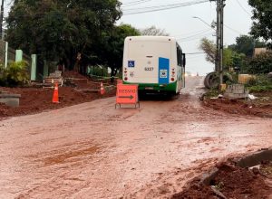 chuva-transforma-rua-universitaria-em-lamacal-em-cascavel