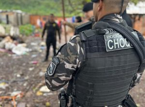 operacao-conjunta-prende-quatro-pessoas-e-apreende-drogas,-dinheiro-e-arma-no-centro-de-cascavel