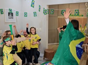 familia-entra-no-clima-da-copa-e-transforma-casa-em-cenario-verde-e-amarelo-em-cascavel