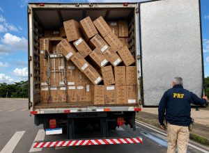 prf-apreende-caminhao-carregado-com-250-mil-macos-de-cigarros-contrabandeados-em-guaira