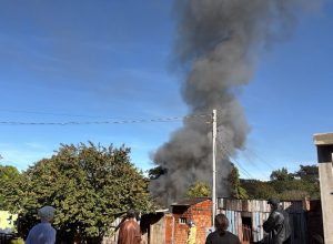 incendio-destroi-residencia-de-madeira-no-bairro-neva,-em-cascavel