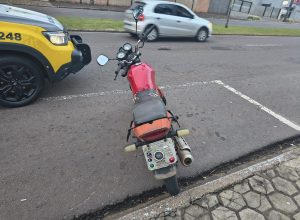 motocicleta-com-r$-12-mil-em-debitos-e-apreendida-durante-fiscalizacao-em-cascavel