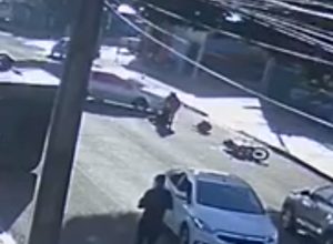 camera-registra-acidente-entre-moto-e-carro-que-deixou-casal-ferido-no-bairro-sao-cristovao