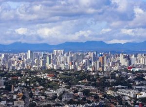 por-que-curitiba-vive-uma-explosao-de-moradores-sozinhos-e-apartamentos-compactos?