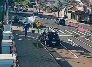 camera-registra-momento-de-acidente-entre-moto-e-veiculo-da-sanepar-em-cascavel