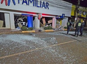 quadrilha-explode-bancos,-rende-policiais-e-bloqueia-cidade-durante-mega-assalto-no-paraguai