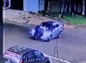 camera-registra-acidente-entre-carro-e-bicicleta-que-deixou-casal-ferido-no-bairro-floresta