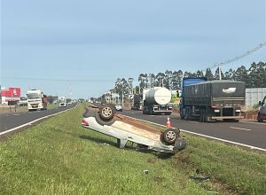 duas-pessoas-ficam-feridas-apos-capotamento-de-veiculo-na-br-277