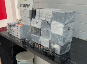 homem-e-flagrado-com-medicamentos,-celulares-e-baterias-contrabandeados-no-centro-de-cascavel