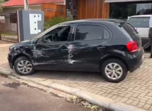 carro-tomba-em-cruzamento-apos-batida-com-caminhonete