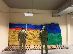 pf-e-bpfron-apreendem-mais-de-2,1-toneladas-de-maconha-escondidas-em-caminhao-boiadeiro
