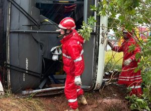 prf-confirma-15-feridos-em-tombamento-de-onibus-na-br-277-em-cascavel