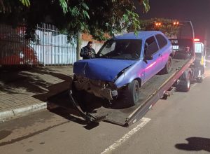 motorista-foge-apos-bater-em-poste-no-cascavel-velho-e-veiculo-e-recolhido