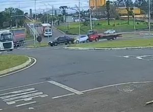 camera-registra-engavetamento-no-trevo-do-portal,-em-cascavel