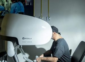 medico-brasileiro-entra-no-livro-dos-recordes-com-telecirurgia-robotica-entre-continentes