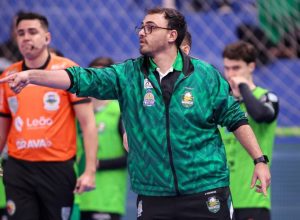 dionatan-marcelo,-o-tecnico-que-nasceu-no-marreco-e-quer-tirar-o-clube-do-sufoco-na-lnf