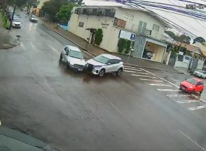 camera-registra-batida-apos-motorista-avancar-preferencial-no-centro-de-cascavel
