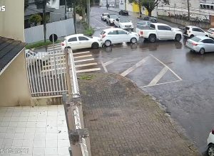 camera-registra-engavetamento-envolvendo-cinco-veiculos-no-centro-de-cascavel