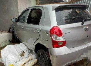 colisao-entre-carros-termina-com-veiculo-atingindo-protecao-de-obra-no-centro-de-cascavel