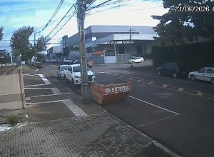 camera-de-seguranca-registra-acidente-no-centro-de-cascavel;-motociclista-sofre-fratura