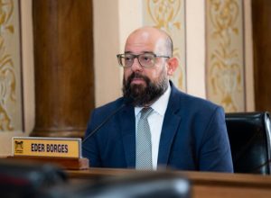 vereador-de-curitiba-e-alvo-de-processo-por-gesto-imitando-arma-de-fogo