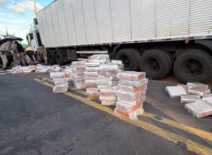 prf-apreende-caminhao-com-2,7-toneladas-de-maconha-na-br-163