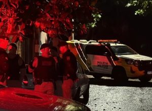 suspeito-morre-apos-invadir-casa-com-mae-e-crianca-e-trocar-tiros-com-a-rotam