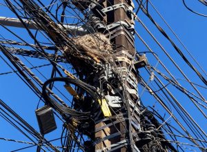fios-soltos-e-emaranhados-em-postes-geram-riscos-e-preocupacao-em-bairros-de-cascavel