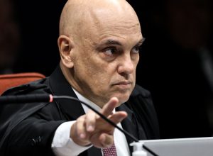moraes-pede-parecer-da-pgr-sobre-apreensao-de-arma-de-bolsonaro