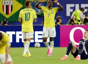 ancelotti-celebra-atuacao-solida,-mas-pede-calma-para-mata-mata