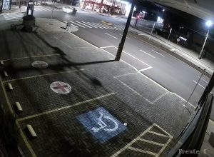 cameras-registram-motociclista-sendo-arremessado-em-acidente-na-avenida-carlos-gomes