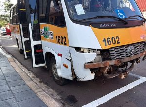 onibus-escolar-bate-com-carro-no-centro-de-cascavel