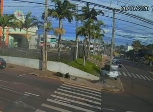 cameras-registram-batida-entre-caminhonete-e-moto-no-bairro-brasmadeira