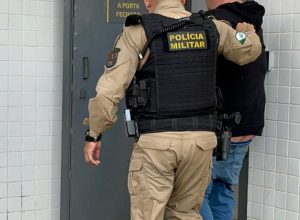 homem-e-preso-apos-atirar-contra-populares-e-fugir-em-carro-de-aplicativo-em-cascavel