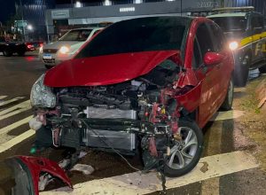 camera-registra-colisao-entre-carro-e-caminhonete-no-trevo-da-portal,-em-cascavel