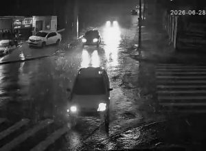 carro-atinge-placa-apos-passar-reto-em-cruzamento-conhecido-por-acidentes-em-cascavel