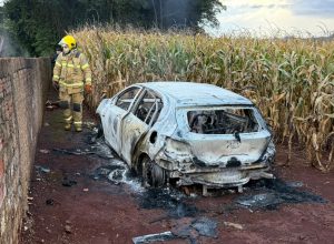 carro-e-encontrado-incendiado-atras-de-cemiterio-no-espigao-azul