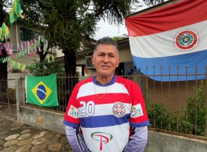 brasil-e-paraguai-dividem-coracoes-e-bandeiras-em-bairro-de-foz-do-iguacu-durante-a-copa