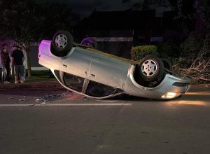 carro-atinge-veiculo-estacionado-e-capota-em-via-de-cascavel
