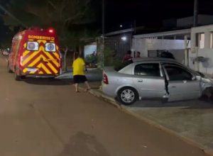 motorista-recem-habilitado-bate-em-carro-estacionado-em-garagem