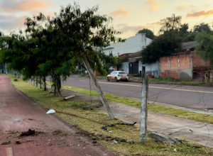 motorista-derruba-cerca-do-ecopark-e-foge-apos-acidente-no-bairro-santa-cruz