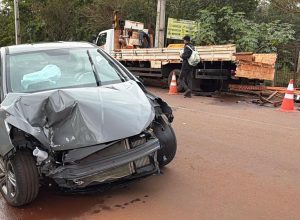 jovem-sofre-mal-subito,-bate-carro-contra-caminhao-e-fica-ferida-no-bairro-morumbi,-em-cascavel