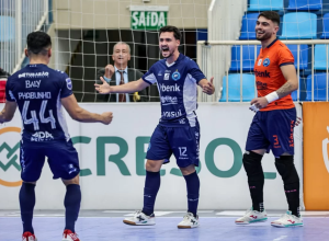 tubarao-futsal-estreia-uniforme-inspirado-na-selecao-em-jogo-decisivo-pela-lnf