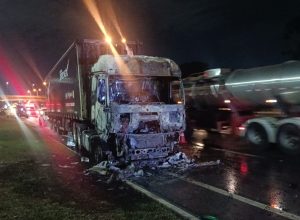 incendio-em-caminhao-interdita-a-br-116-em-curitiba