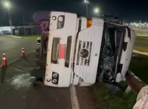 carreta-carregada-com-frangos-tomba-no-trevo-cataratas-e-motorista-fica-ferido