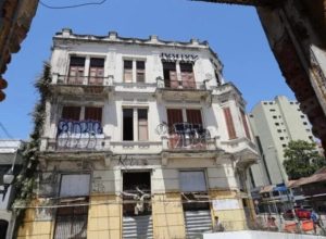 isolamento-de-calcada-expoe-risco-recorrente-de-queda-de-reboco-em-predios-antigos
