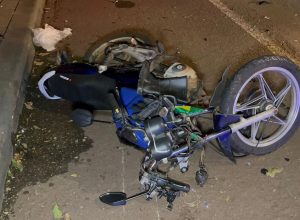 motociclista-sofre-fratura-na-perna-apos-batida-no-centro-de-cascavel