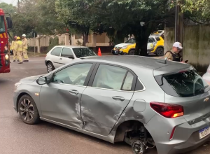 carro-perde-roda-e-motorista-e-retirada-pelo-porta-malas-apos-acidente-em-cascavel